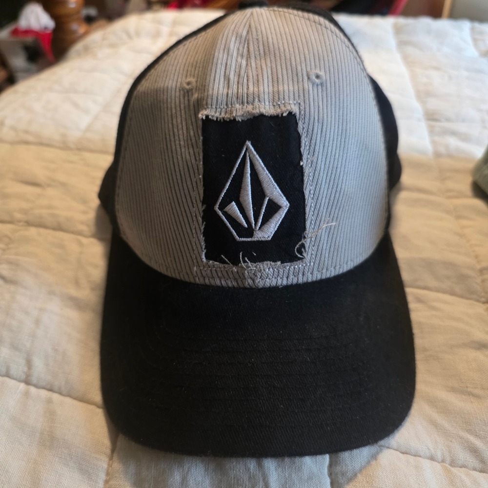 Volcom Stone Hat Men XS Black Grey Flexfit Corduroy Twotone Distressed Skate Cap